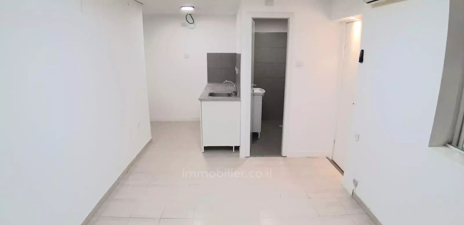 לא להחמיץ!,נעימה,עם מרפסת,מסודרת,מציאה,ברחוב שקט,במקום שקט,משופץ,מרווחת