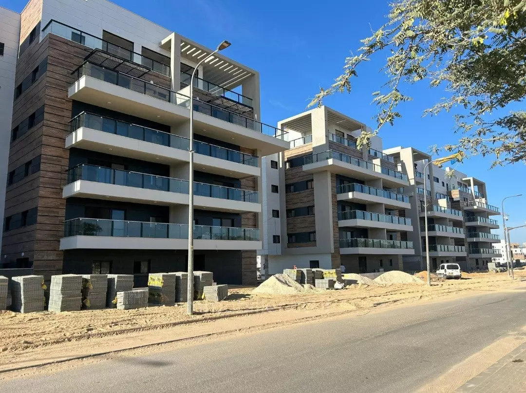 Hermoso apartamento nuevo de 4 habitaciones nunca habitado con hermosa vista despejada frente al parque