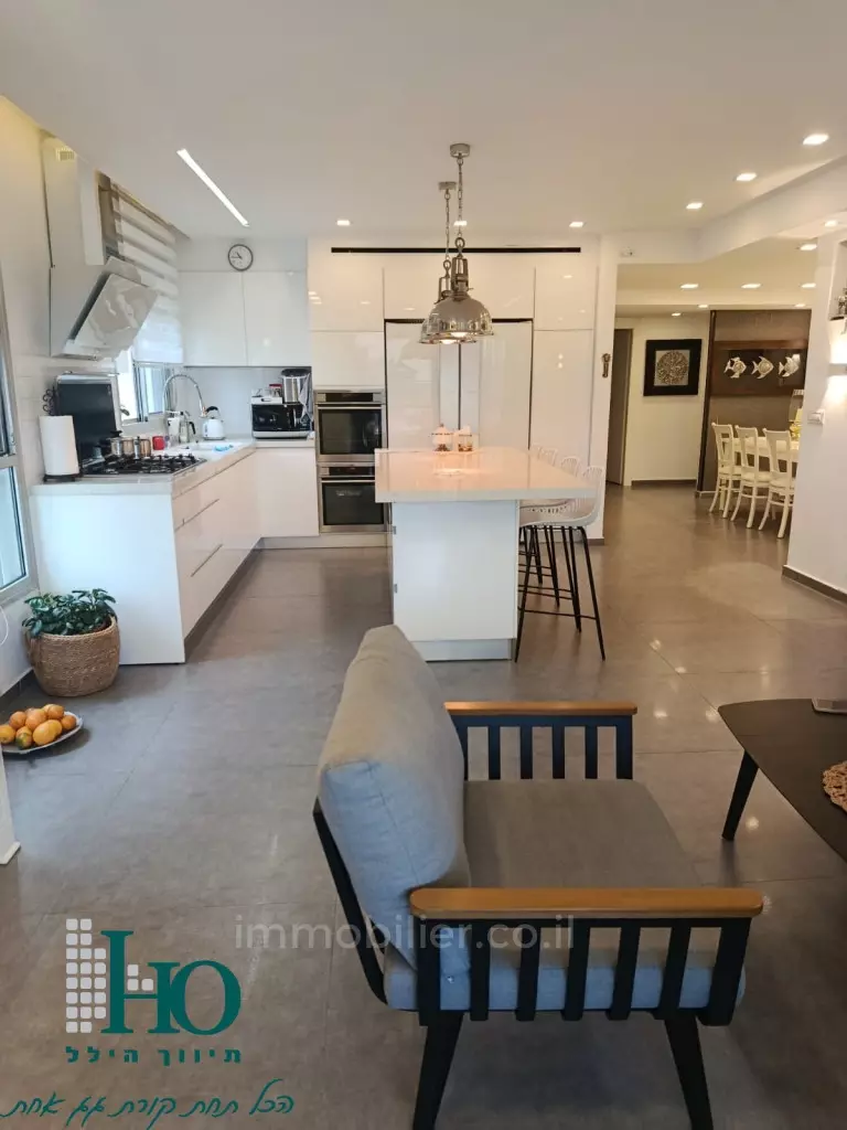 Agamim neighborhood - Beautiful 5-room penthouse with large terrace