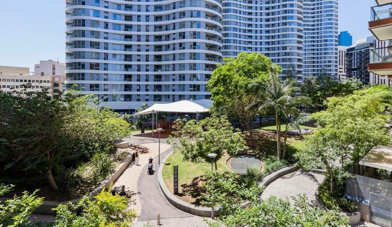MAGNIFIQUE APPARTEMENT DANS UN DES PETITS IMMEUBLES DU COMPLEXE GINDI A TEL-AVIV