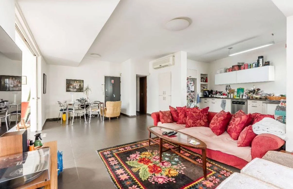 Entire 132 sqm floor with four exposures, corner of Massada / Be'er Tuvia