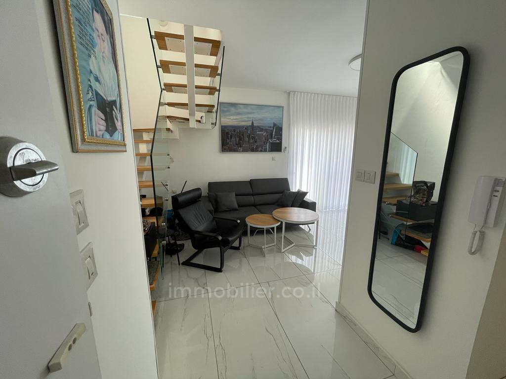 Apartment 3 Rooms Tel Aviv Nahalat Itshak 457-IBL-1129
